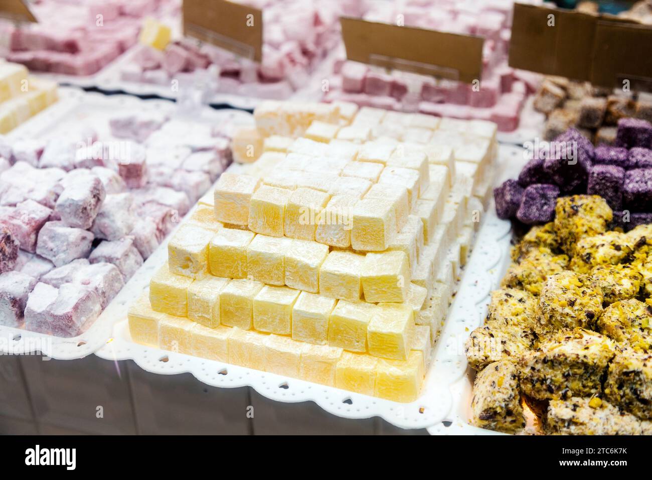 Türkisches Delikatessen und süßes Geschäft in Brick Lane (Rajmahal Sweets), London, England Stockfoto
