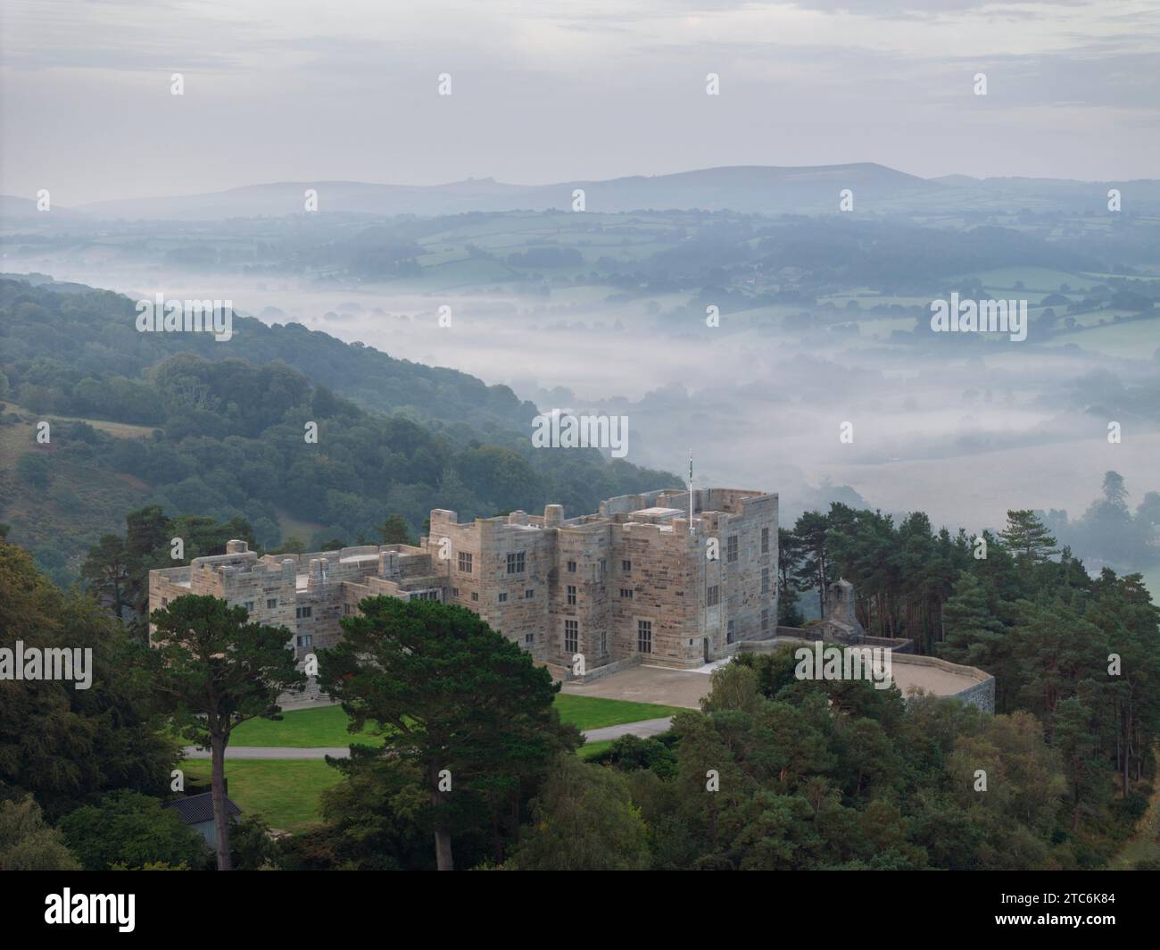 Castle Drogo an einem nebeligen Herbstmorgen, Dartmoor, Devon, England. Herbst (September) 2023. Stockfoto