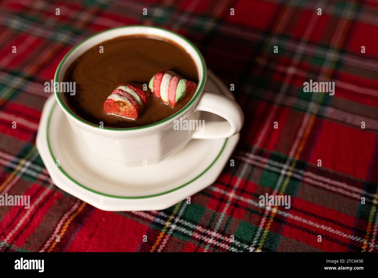 Heiße Schokolade mit Marshmallows auf weihnachtlicher Tischdecke Stockfoto