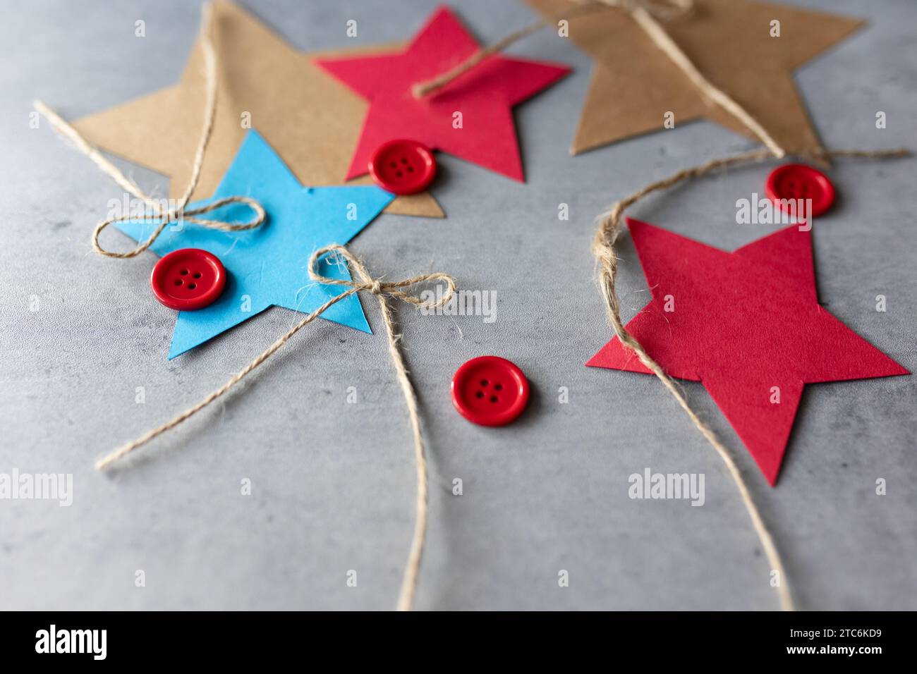Flache Lagen von Bastelmaterialien, rote Knöpfe und Schnur Stockfoto