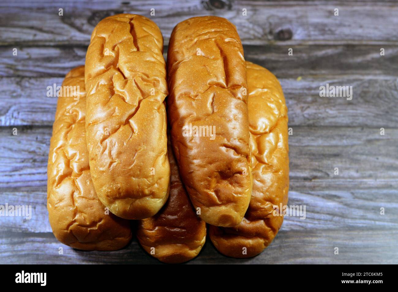Langes Brötchen Brot, ein frisch gebackener Brotlaib French Fino, gefüllt mit würzigen Füllungen, hergestellt aus einem Teig aus Mehl, Milch, YE Stockfoto