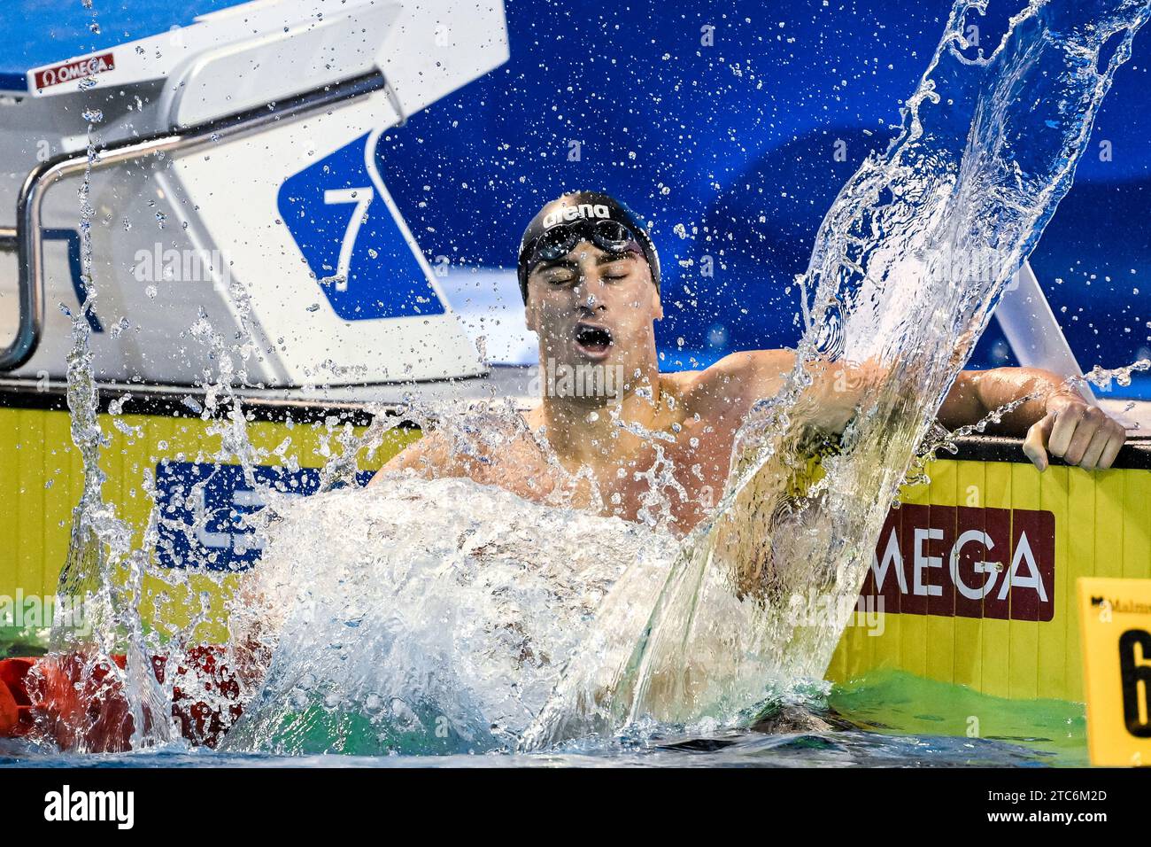 Alberto Razzetti aus Italien feiert nach dem Gewinn der Goldmedaille im 400-m-Einzelmedley-Men-Finale während der europäischen Kurzkurs-Schwimmmeisterschaft im Complex Olimpic de Natație Otopeni in Otopeni (Rumänien) am 10. Dezember 2023. Stockfoto