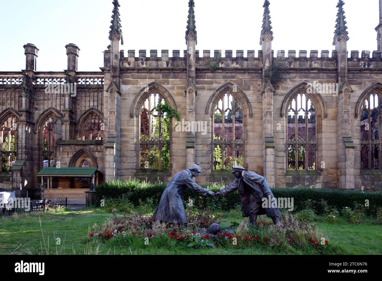 Christmas Truce (1914) war Memorial, Church of St. Luke or Bombed-out Church (1811–1832) von John Foster, SR & Jr, Liverpool England UK Stockfoto