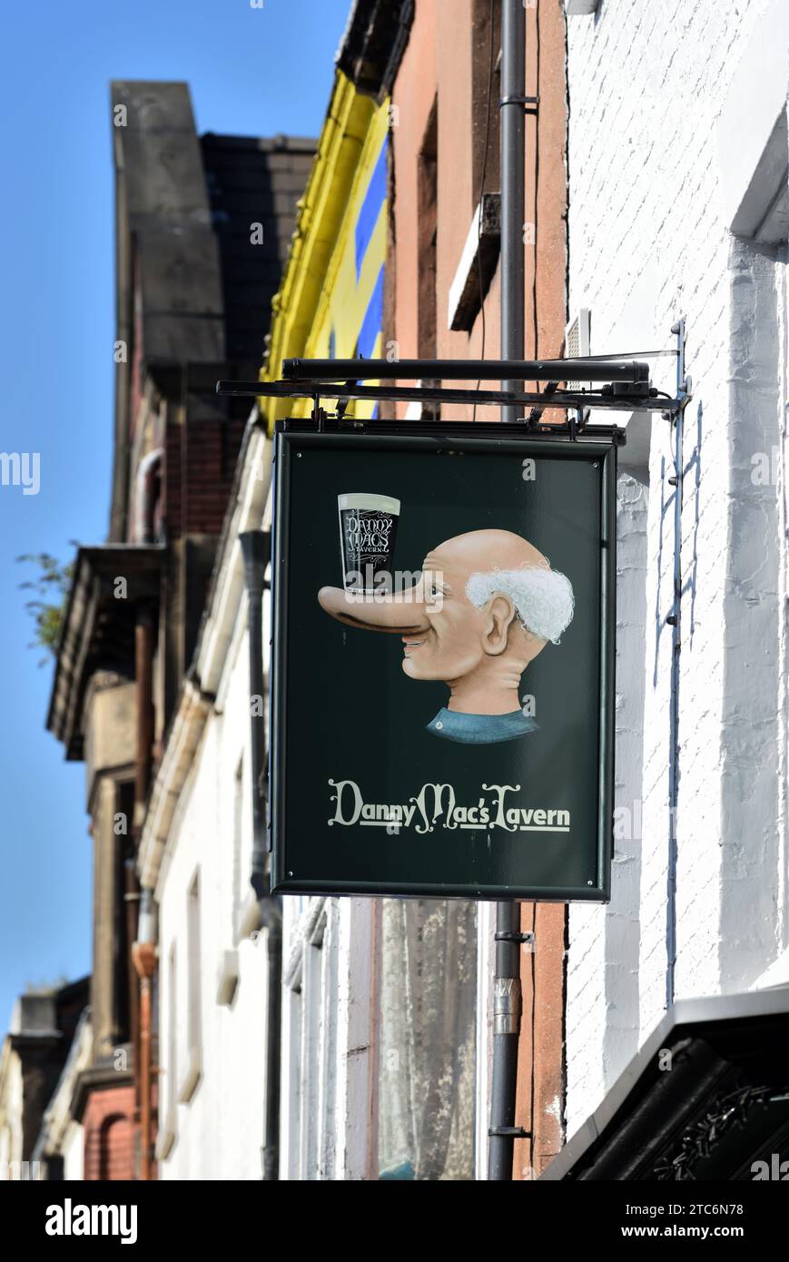 Hängendes Schild für Danny Mac's Tavern, Pub, Bar oder Public House, illustriert mit einem älteren Mann mit einem Pint Bier auf seiner langen Nase Liverpool Stockfoto