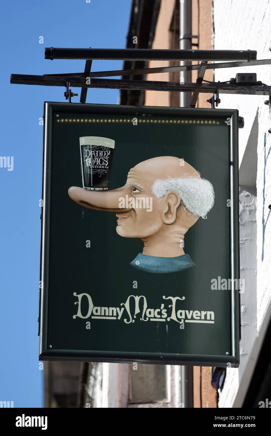 Hängendes Schild für Danny Mac's Tavern, Pub, Bar oder Public House, illustriert mit einem älteren Mann mit einem Pint Bier auf seiner langen Nase Liverpool Stockfoto