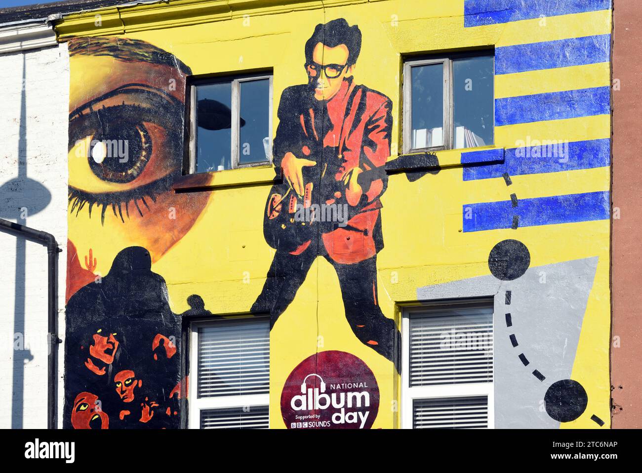 Record Store oder Music Shop mit Wandmalerei von Elvis Costello inspiriert von seinem Debütalbum My AIM Is True (1977), Liverpool England, Großbritannien Stockfoto