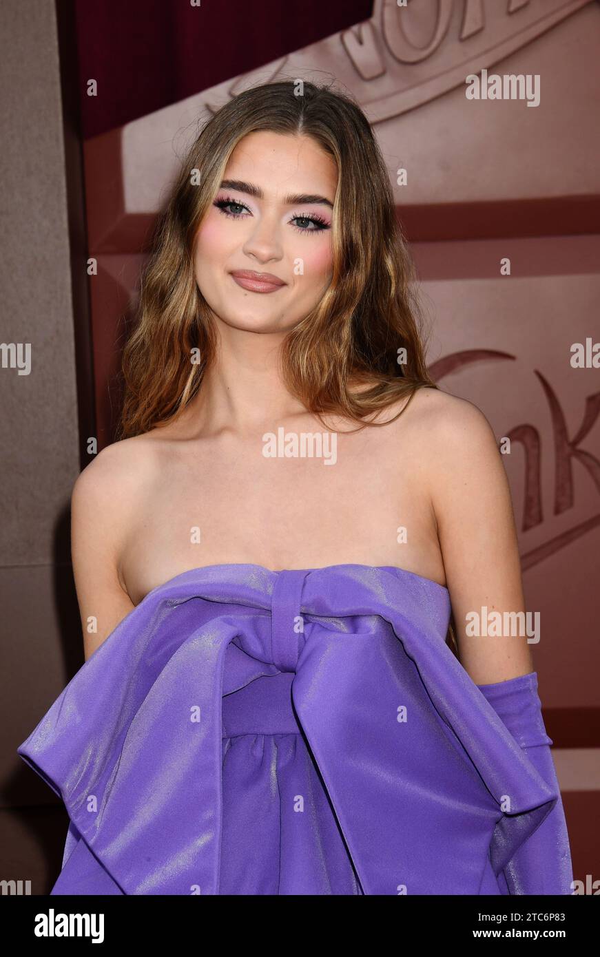 LOS ANGELES, KALIFORNIEN - 10. DEZEMBER: Lizzy Greene nimmt an der Los Angeles Premiere von Warner Bros. Teil 'Wonka' im Regency Village Theatre am 10. Dezember Stockfoto