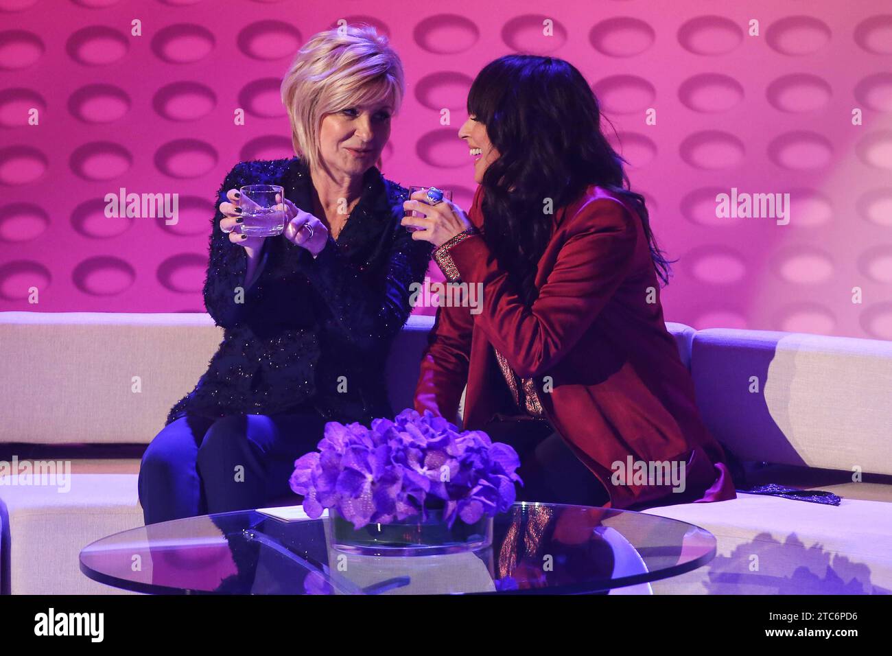 Moderatorin Carmen Nebel GER mit Saengerin Nena buergerl., Gabriele Susanne Kerner, GER - ZDF Show Spendengala zugunsten der Deutschen Krebshilfe Willkommen bei Carmen Nebel aus der TUI Arena in Hannover - Fotografiert am 30.09.2017 *** Moderatorin Carmen Nebel GER mit Sängerin Nena buergerl, Gabriele Susanne Kerner, GER ZDF Show Spendengala zugunsten der Deutschen Krebshilfe Willkommen in Carmen Nebel aus der TUI Arena in Hannover fotografiert am 30 09 2017 Pressebuero Schroedter Credit: Imago/Alamy Live News Stockfoto