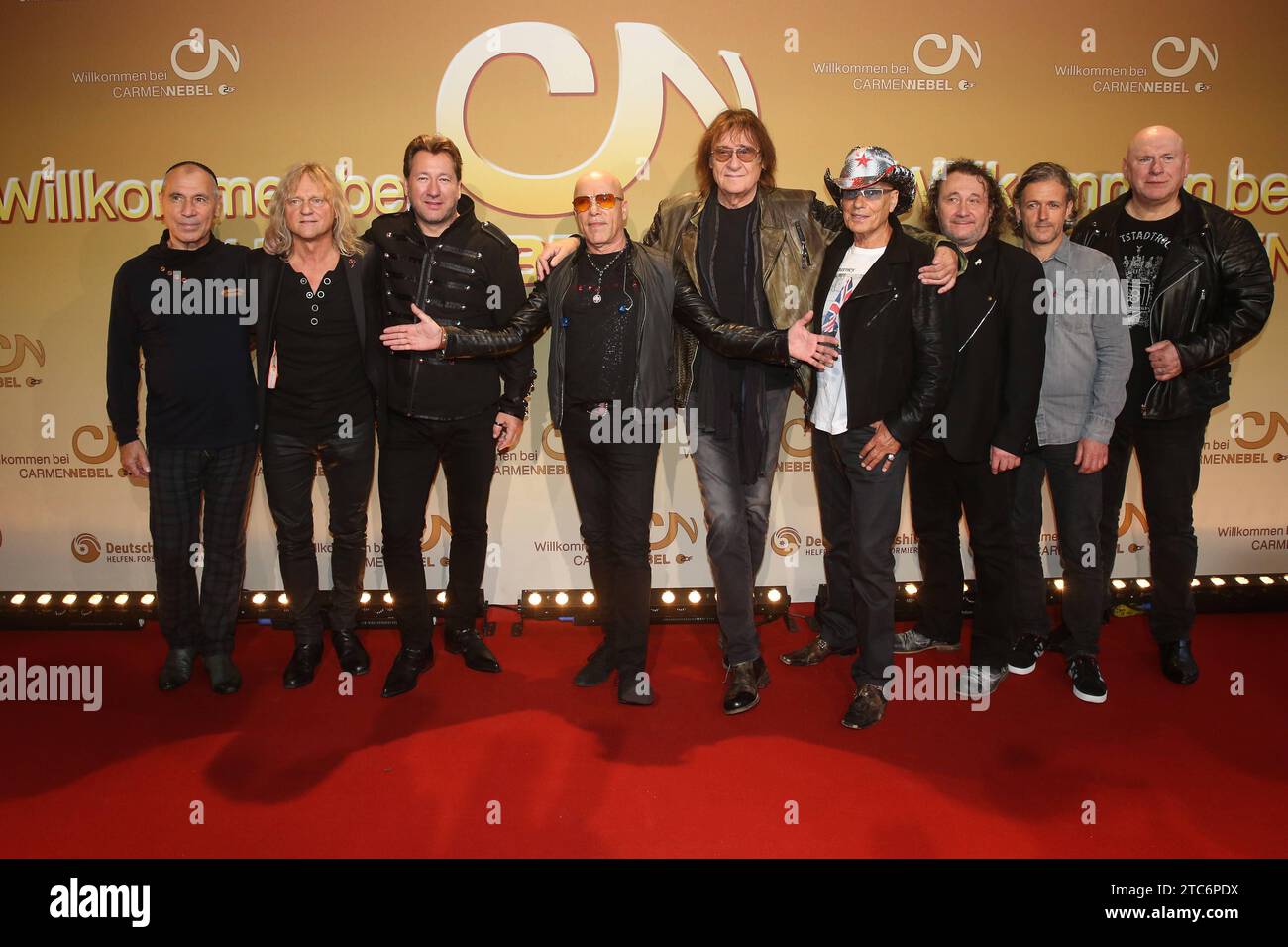 Rocklegenden - Saenger Toni Krahl City, GER, Saenger Claudius dreilich, Saenger Dieter Birr, Saenger Toni Krahl Rock Legenden, GER, Saenger Dieter Birr Puhdys, GER - ZDF Show Spendengala zugunsten der Deutschen Krebshilfe Willkommen bei Carmen Nebel aus der TUI Arena in Hannover - Fotografiert am 30.09.2017 *** Rock Legenden Saenger Toni Krahl City, GER, Saenger Claudius dreilich, Saenger Dieter Birr, Saenger Toni Krahl Rock Legenden, GER, Saenger Dieter Birr Puhdys, GER ZDF Show Spendengala zugunsten der Deutschen Krebshilfe Willkommen in Carmen Nebel von der TUI Arena in Hannover aufgenommen Stockfoto