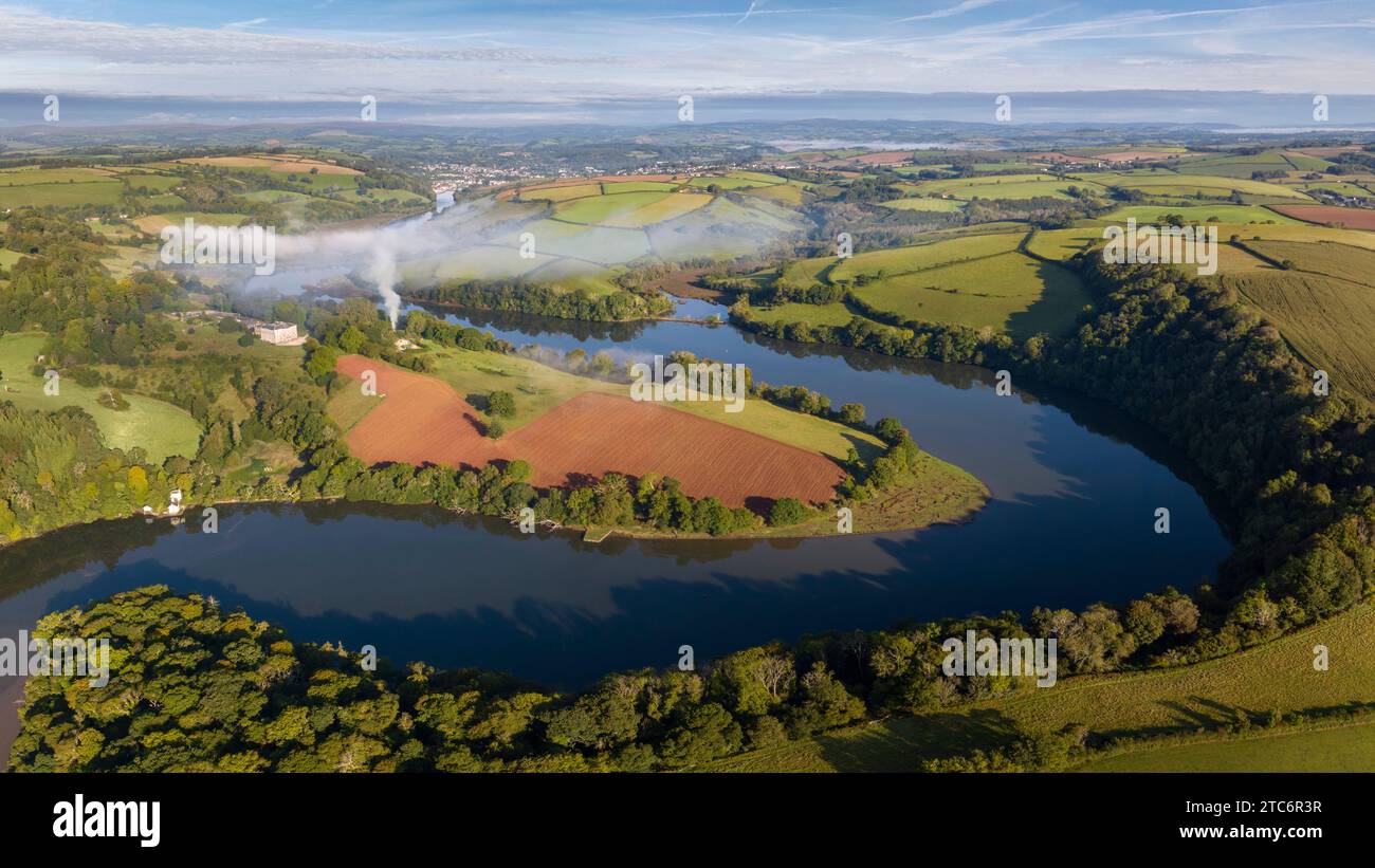 Aus der Vogelperspektive auf den Fluss Dart, der sich in Richtung Totnes, Devon, England schlängelt. Herbst (September) 2023. Stockfoto