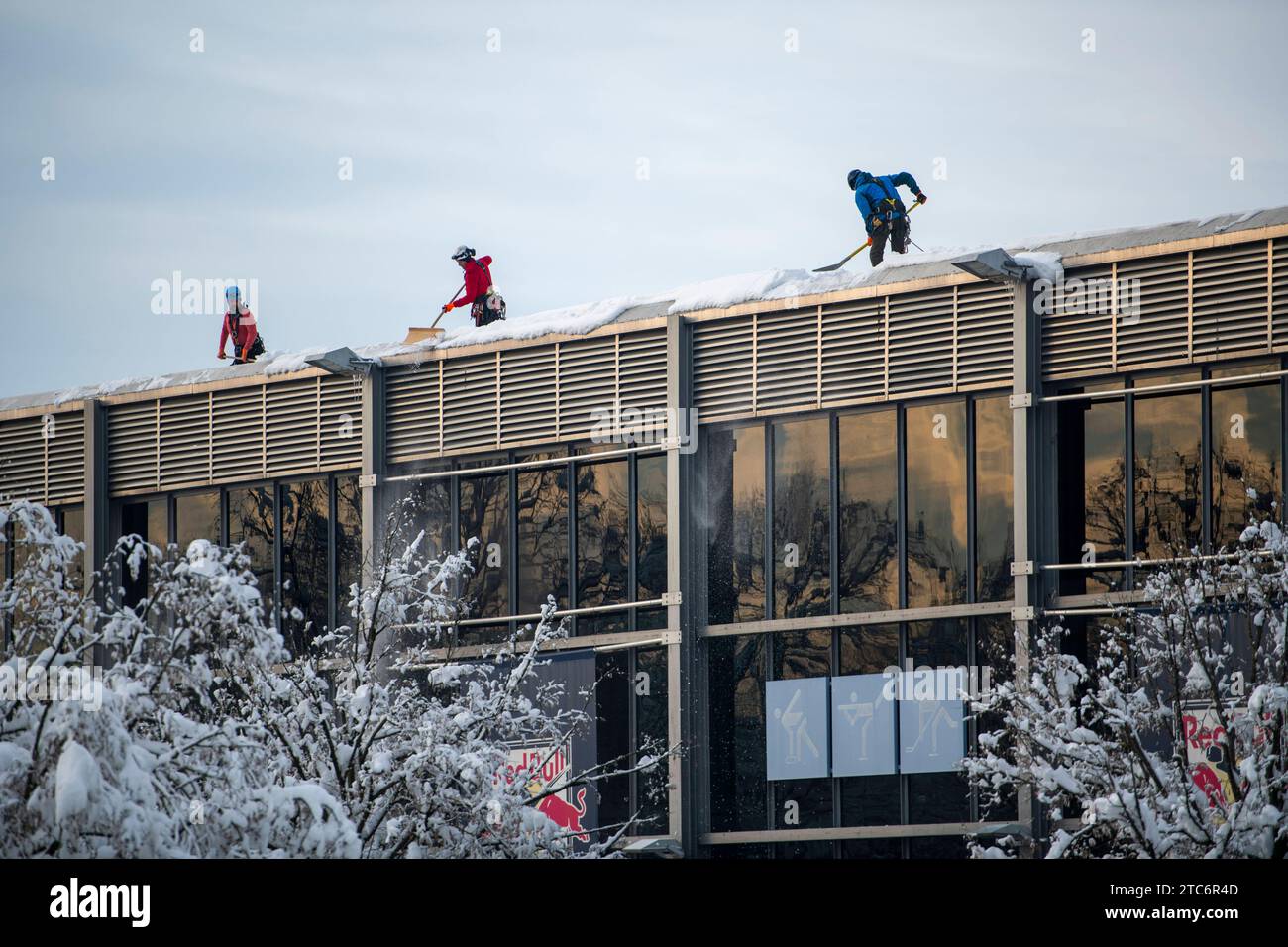 Dach des Olympia-Eisstadions wird vom Schnee befreit, Winter, Schnee, Olympiapark München. 04.12.2023 *** Dach des Olympiastadions wird von Schnee, Winter, Schnee geräumt, Olympiapark München 04 12 2023 Stockfoto