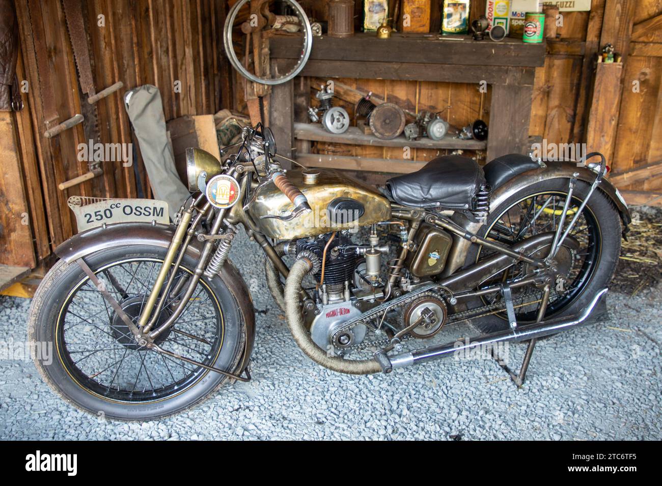 Bordeaux, Frankreich - 12 06 2023 : Magnat-Debon 250 ossm französischer Motorradhersteller Fahrrad wurde 1893 eröffnet und 1962 geschlossen Stockfoto