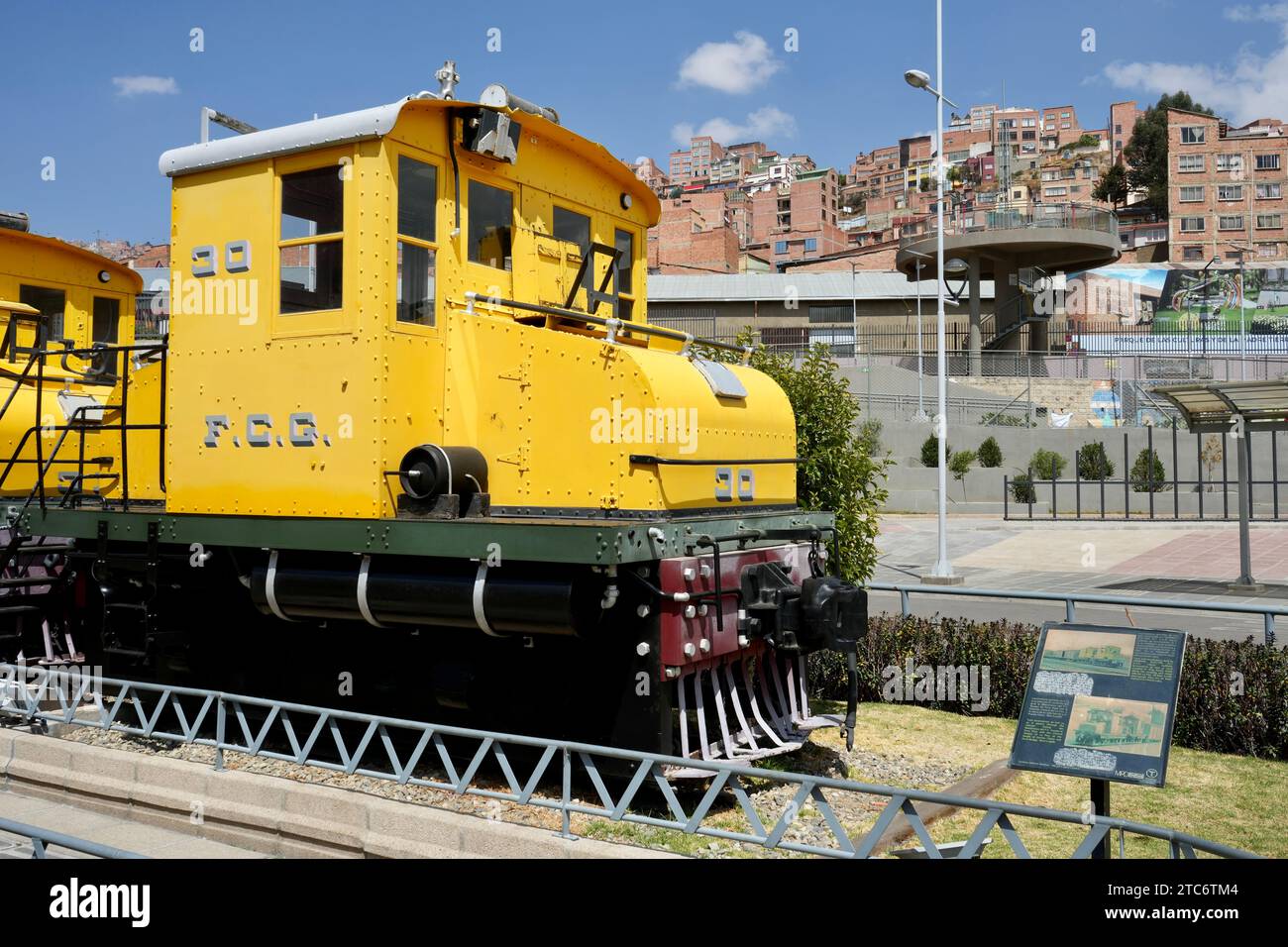 Gelbe FCG English Electric Lokomotive im Stadtzentrum von La Paz in der Nähe des alten Bahnhofs. La Paz, Bolivien, 10. Oktober 2023. Stockfoto