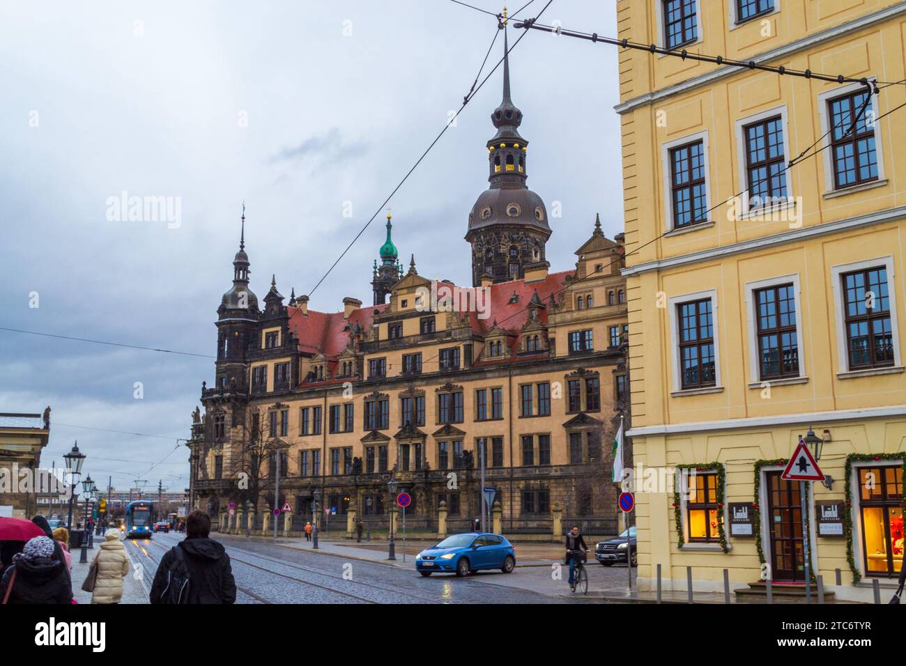 Dresdner Dom und Schloss Sachsen Deutschland. Dresdner Innenstadtplatz mit Dreifaltigkeitsdom, Dresden, Deutschland-19. Dezember 2014 Stockfoto