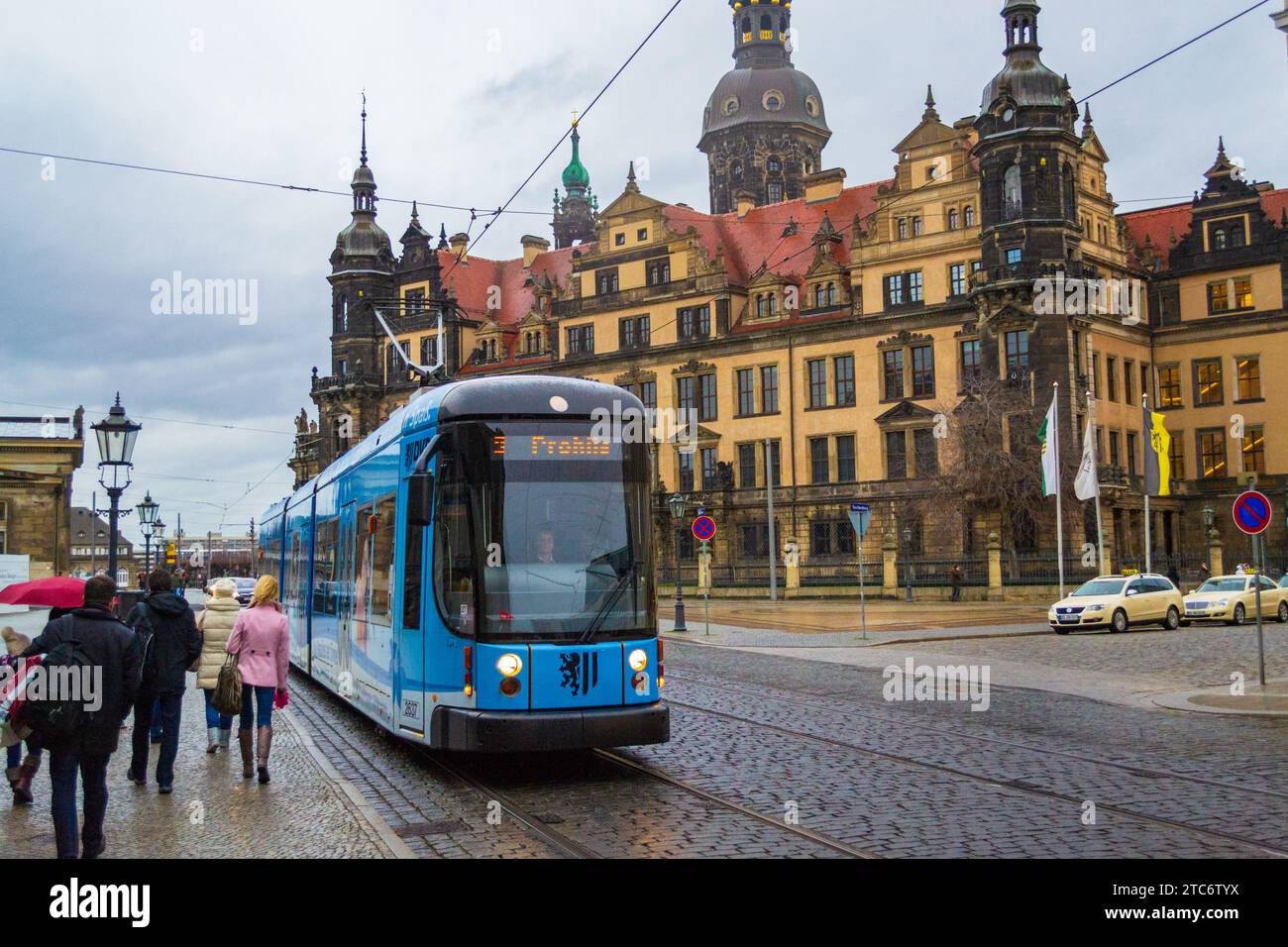 Dresdner Dom und Schloss Sachsen Deutschland. Dresdner Innenstadtplatz mit Dreifaltigkeitsdom, Dresden, Deutschland-19. Dezember 2014 Stockfoto