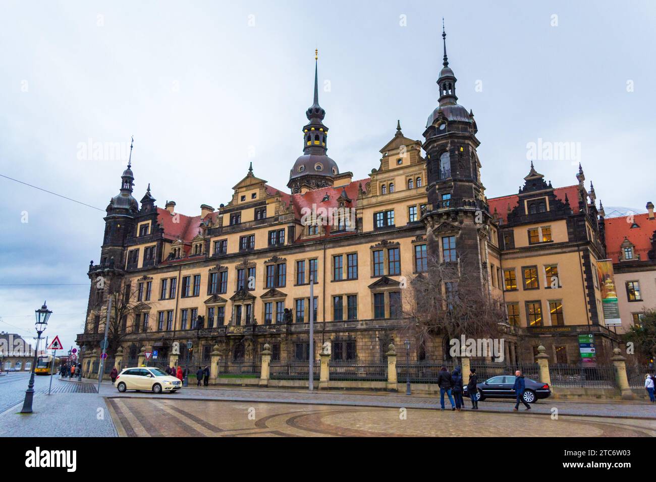 Dresdner Dom und Schloss Sachsen Deutschland. Dresdner Innenstadtplatz mit Dreifaltigkeitsdom, Dresden, Deutschland-19. Dezember 2014 Stockfoto