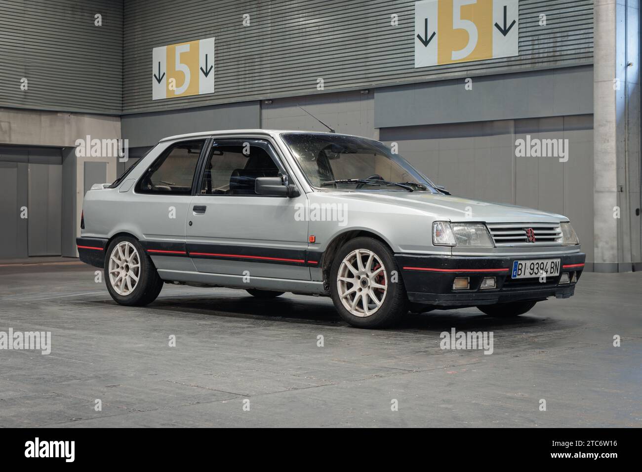 BILBAO, SPANIEN-11. NOVEMBER 2023: 1989 Peugeot 309 GTi 16 Stockfoto