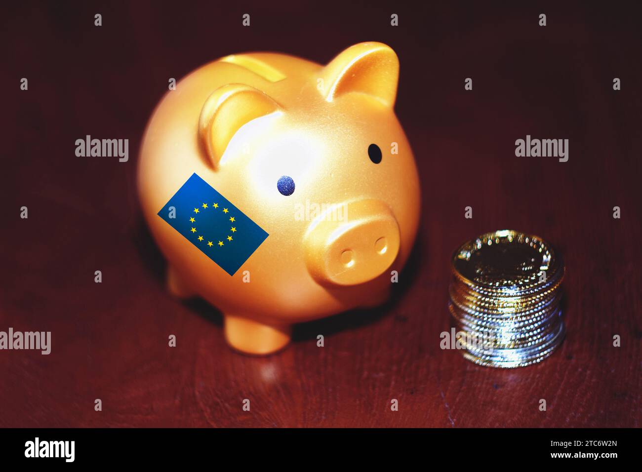 Schweinebank mit der europäischen Flagge und dem Text "Pnrr"-Konzept der finanziellen Hilfe. Stockfoto