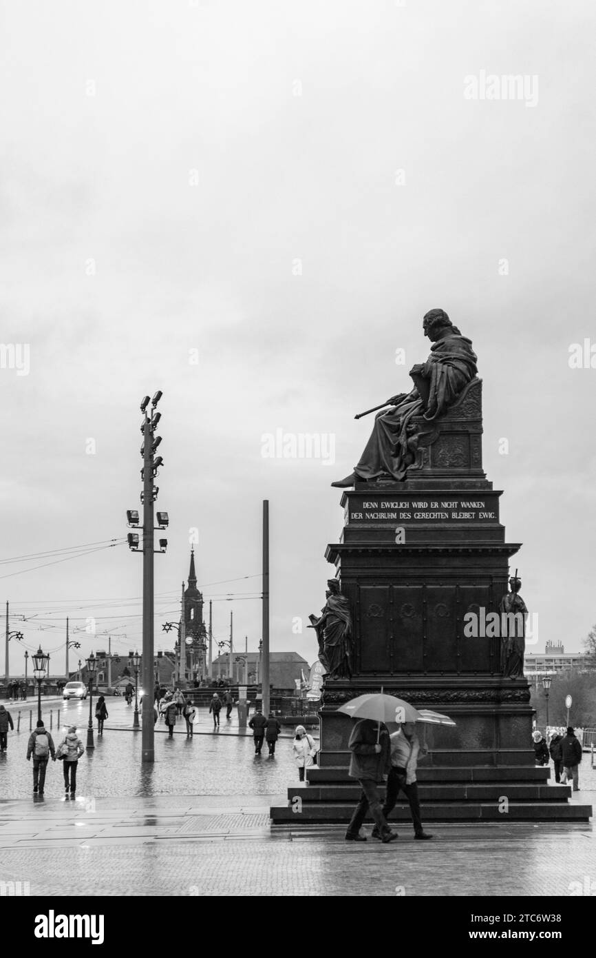 Dresden, Deutschland-19. Dezember 2014: Innerstädtischer historischer Platz mit Dreifaltigkeitsdom, Schloss Dresden und Statue des Königs Johann von Sachsen Stockfoto