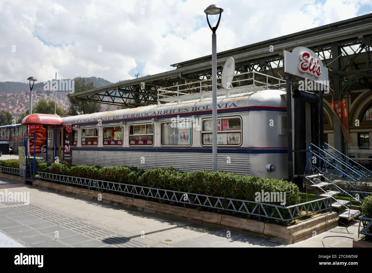 Eli's Cafe in einem alten bolivianischen Eisenbahnwaggon. La Paz, Bolivien, 10. Oktober 2023. Stockfoto