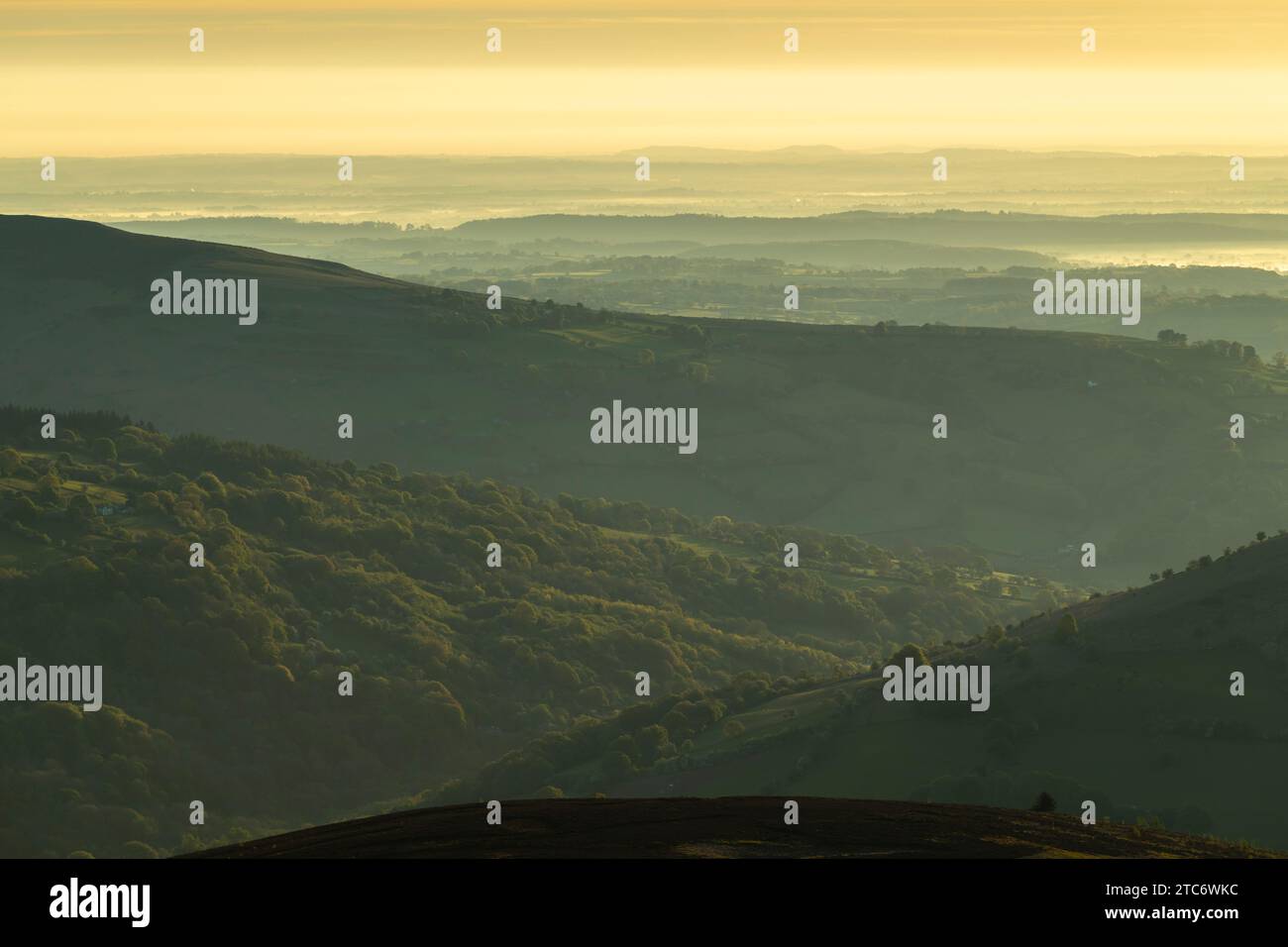 Sonnenaufgang über Bannau Brycheiniog, früher bekannt als Brecon Beacons vom Gipfel des Zuckerhut Berges in Abergavenny, Powys, Wales, Großbritannien. Feder ( Stockfoto