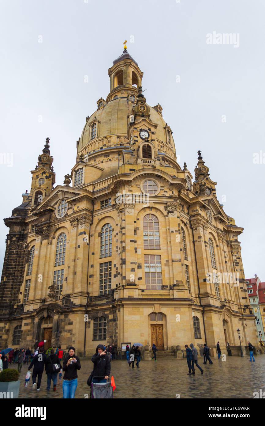 Dresdner Domplatz Sachsen Deutschland. Blick auf den Dresdner Dom - den Dreifaltigkeitsdom oder die katholische Hofkirche und Touristen Stockfoto
