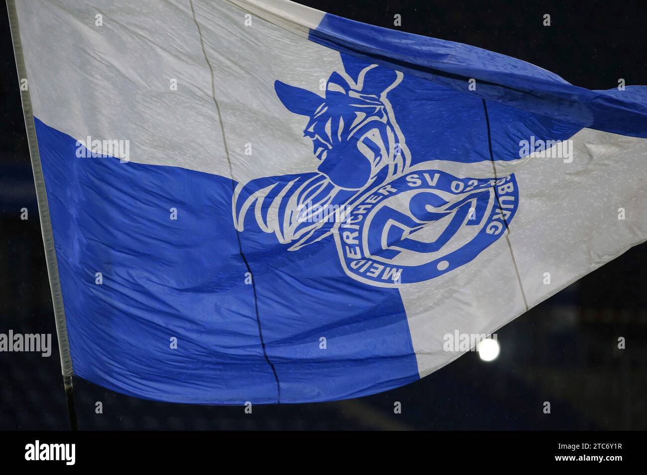 v.li.: Eine Fahne mit dem Logo des MSV Duisburg, Flagge, Vereinslogo, DIE DFB-RICHTLINIEN UNTERSAGEN JEGLICHE NUTZUNG VON FOTOS als SEQUENZBILDER UND/ODER VIDEOÄHNLICHE FOTOSTRECKEN. DFB-VORSCHRIFTEN VERBIETEN JEDE VERWENDUNG VON FOTOGRAFIEN ALS BILDSEQUENZEN UND/ODER QUASI-VIDEO., 10.12.2023, Duisburg (Deutschland), Fussball, Google Pixel Frauen-Bundesliga, MSV Duisburg - SV Werder Bremen Stockfoto