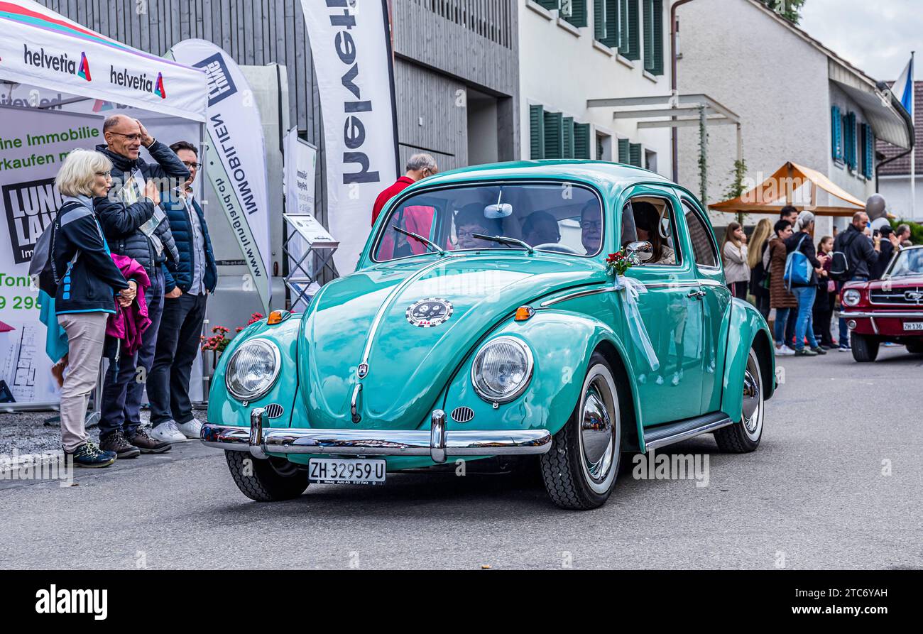 Herbstmesse Rafz ein VW Käfer 1200 de Luxe mit Baujahr 1961 fährt während dem Oldtimercorso an der Herbstmesse Rafz durch die Zürcher Unterlandgemeinde. Rafz, Schweiz, 25.09.2022 *** Rafz Herbstmesse Ein VW Käfer 1200 de Luxe Baujahr 1961 fährt 2022 während der Oldtimerparade auf der Rafz Herbstmesse durch das Zürcher Unterland. Credit: Imago/Alamy Live News Stockfoto