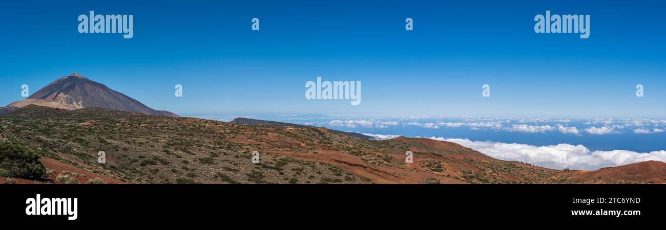 Wolken bedecken die Landschaft unter dem Gipfel des Teide, Teneriffa, Spaniens höchster Punkt und ein aktiver Vulkan. Der Himmel ist hellblau. Zimmer Stockfoto