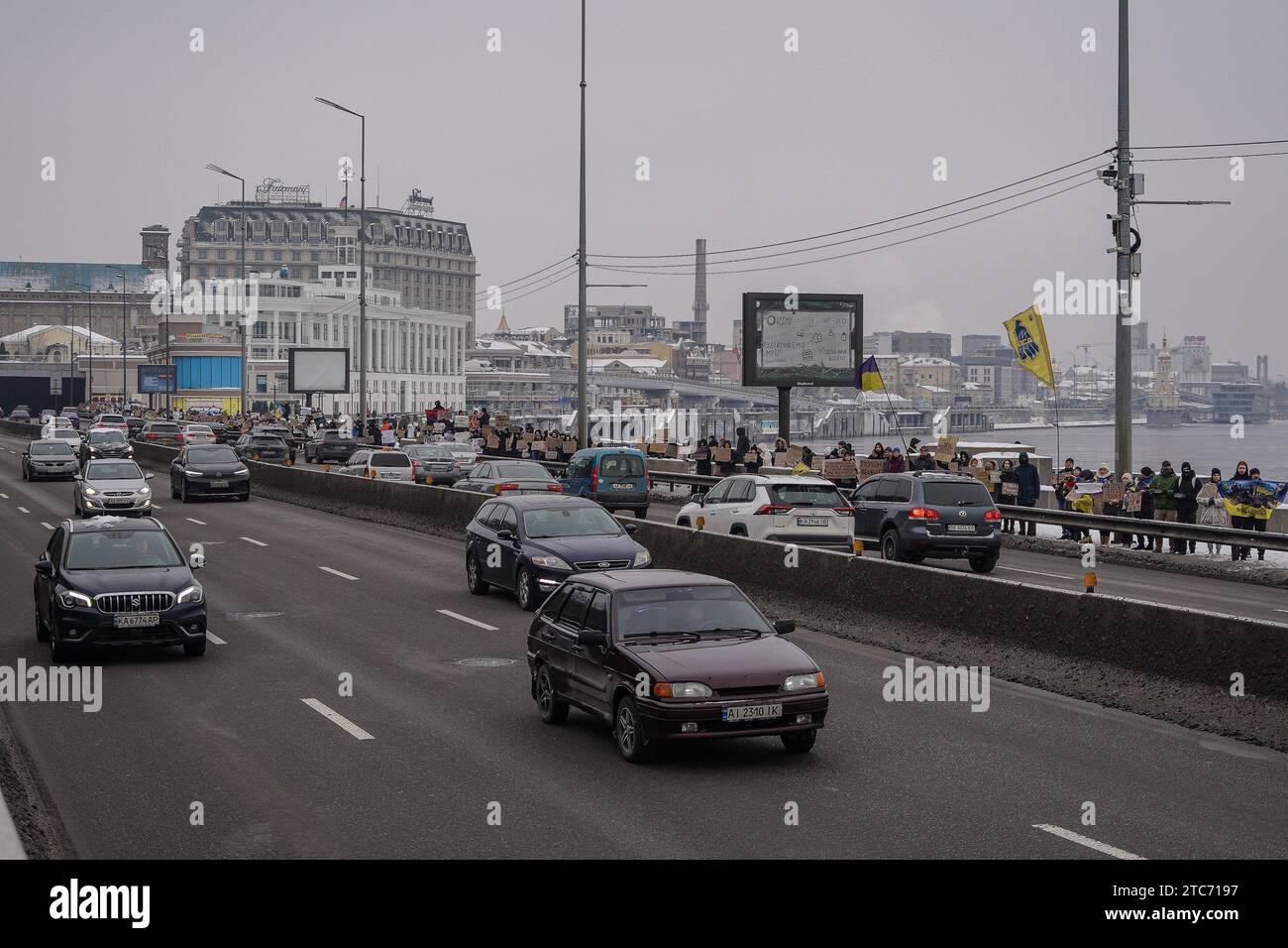 Kiew, Ukraine. Dezember 2023. Yevhen Vasyliev/Le Pictorium - "schweigen Sie nicht! Gefangenschaft tötet!“ - 10/12/2023 - Ukraine/Kiew Oblast/Kiew - die Aktion, die am 10. Dezember 2023 in Kiew und 11 anderen größeren Städten der Ukraine von Familien von Kriegsgefangenen und ihren Freunden durchgeführt wurde. Jeden Sonntag kommen Menschen heraus, um an die ukrainischen Kriegsgefangenen zu erinnern, die in Folterkammern festgehalten werden und von Russland anderthalb Jahre lang abgelehnt wurden. Asovstal-Verteidiger wurden 560 Tage lang von den russischen Besatzern gefangen gehalten. Quelle: LE PICTORIUM/Alamy Live News Stockfoto