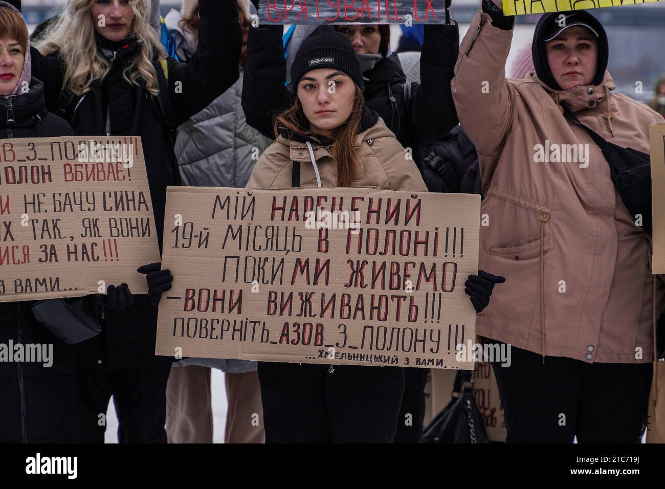 Kiew, Ukraine. Dezember 2023. Yevhen Vasyliev/Le Pictorium - "schweigen Sie nicht! Gefangenschaft tötet!“ - 10/12/2023 - Ukraine/Kiew Oblast/Kiew - die Aktion, die am 10. Dezember 2023 in Kiew und 11 anderen größeren Städten der Ukraine von Familien von Kriegsgefangenen und ihren Freunden durchgeführt wurde. Jeden Sonntag kommen Menschen heraus, um an die ukrainischen Kriegsgefangenen zu erinnern, die in Folterkammern festgehalten werden und von Russland anderthalb Jahre lang abgelehnt wurden. Asovstal-Verteidiger wurden 560 Tage lang von den russischen Besatzern gefangen gehalten. Quelle: LE PICTORIUM/Alamy Live News Stockfoto