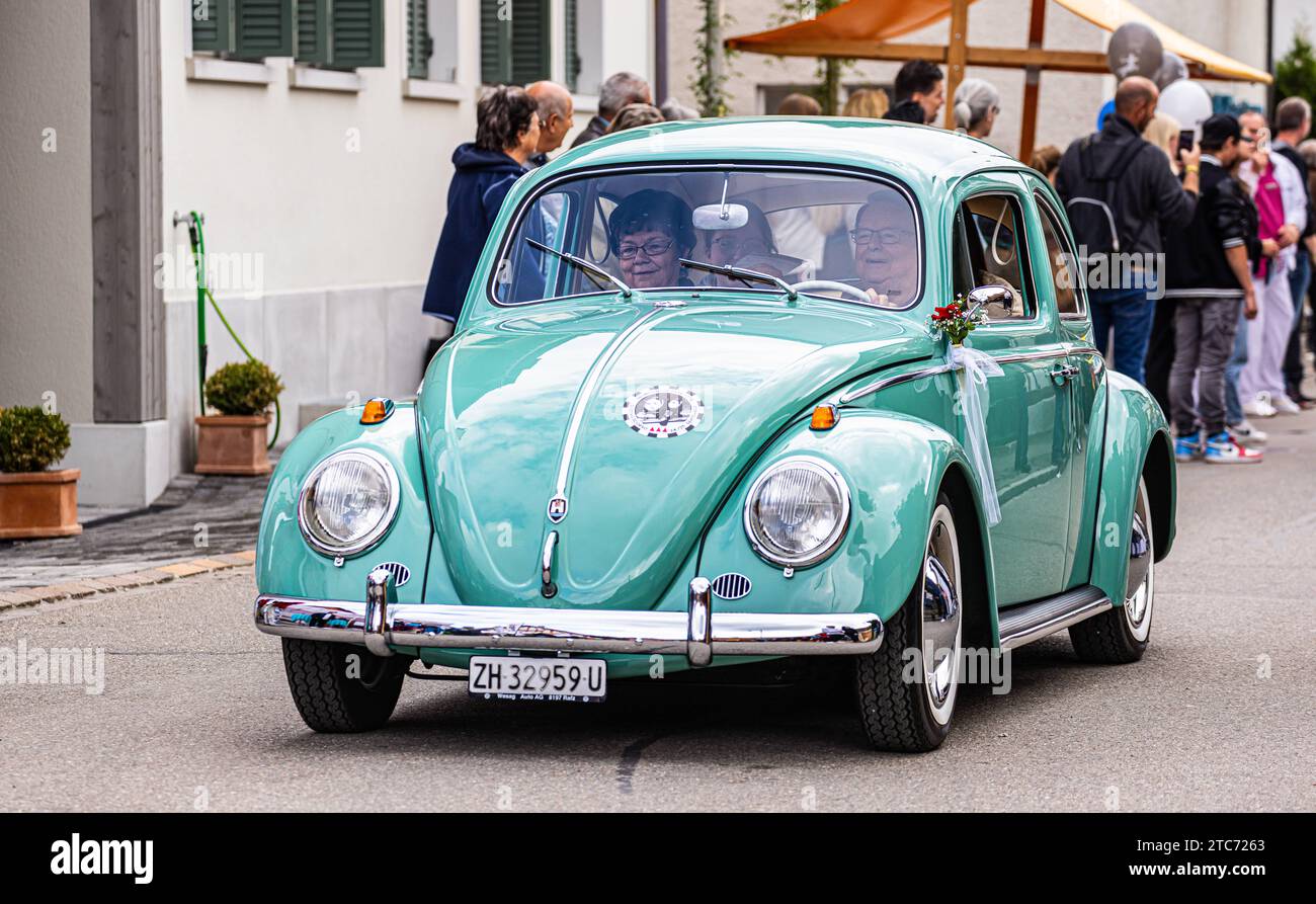 Herbstmesse Rafz ein VW Käfer 1200 de Luxe mit Baujahr 1961 fährt während dem Oldtimercorso an der Herbstmesse Rafz durch die Zürcher Unterlandgemeinde. Rafz, Schweiz, 25.09.2022 *** Rafz Herbstmesse Ein VW Käfer 1200 de Luxe Baujahr 1961 fährt 2022 während der Oldtimerparade auf der Rafz Herbstmesse durch das Zürcher Unterland. Credit: Imago/Alamy Live News Stockfoto