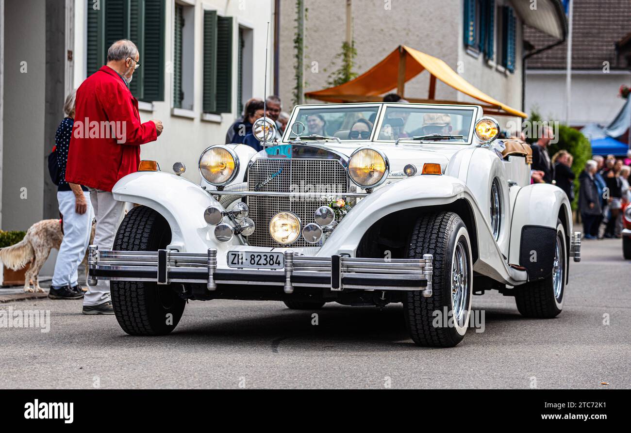 Herbstmesse Rafz ein Excalibur Series IV Roadster mit Baujahr um 1982 fährt während dem Oldtimercorso an der Herbstmesse Rafz durch die Zürcher Unterlandgemeinde. Rafz, Schweiz, 25.09.2022 *** Rafz Herbstmesse ein Excalibur Series IV Roadster gebaut um 1982 Fahrten durch die Zürcher Unterland Gemeinde Rafz, Schweiz, 25 09 2022 während der Oldtimer-Parade auf der Rafz Herbstmesse Stockfoto