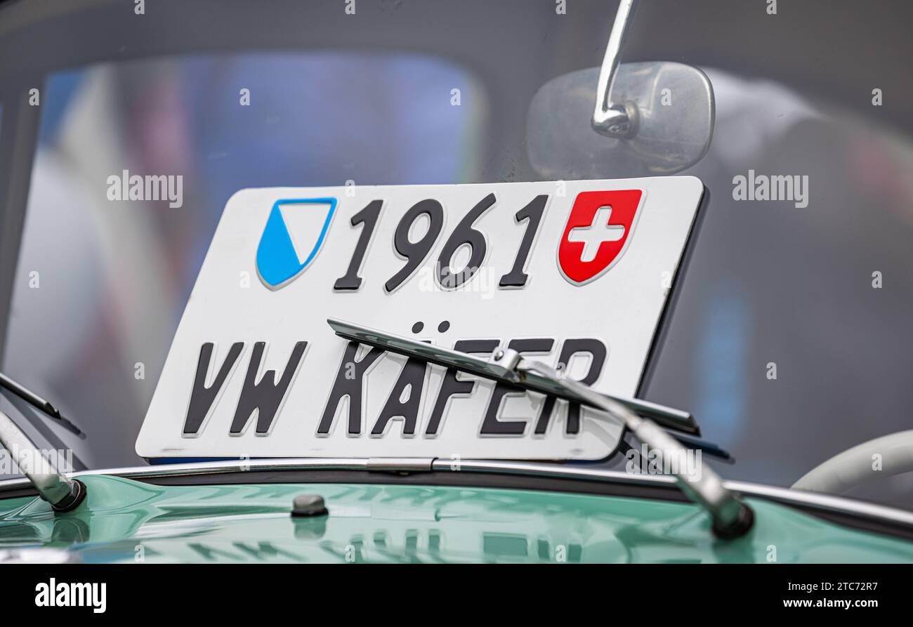 Herbstmesse Rafz das Nummernschild mit 1961 VW Käfer, eines VW Käfer 1200 de Luxe ist unter den Scheibenwischer geklemmt. Er wurde an der Herbstmesse Rafz ausgestellt. Rafz, Schweiz, 25.09.2022 *** Herbstmesse Rafz das Kennzeichen mit 1961 VW Käfer, ein VW Käfer 1200 de Luxe ist unter dem Scheibenwischer geklemmt es wurde auf der Rafz Herbstmesse Rafz, Schweiz, 25 09 2022 ausgestellt Stockfoto