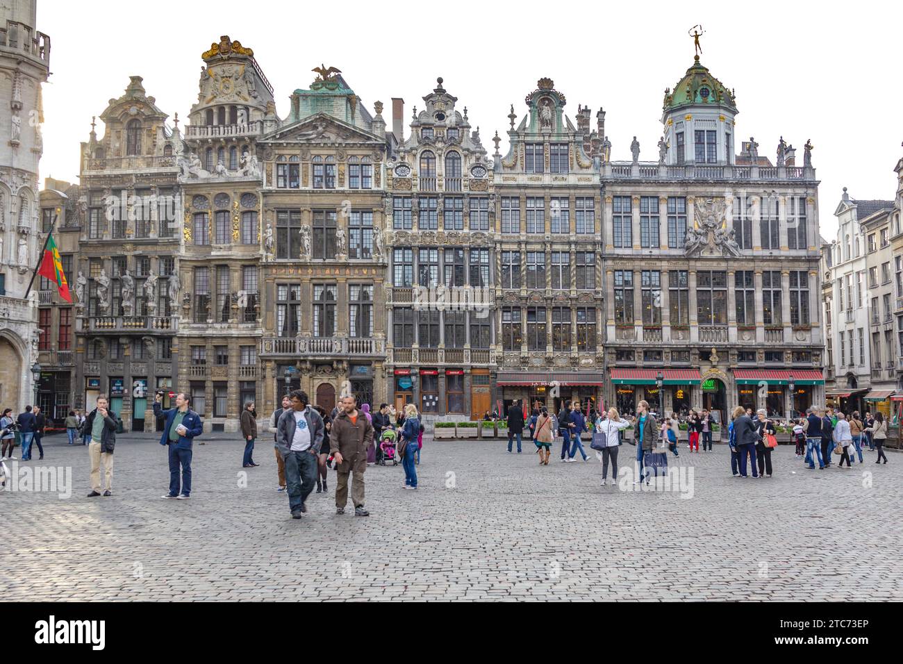 BRÜSSEL, BELGIEN - 10. MAI 2013: Dies sind historische Häuser am Grand Place bei Sonnenuntergang. Stockfoto