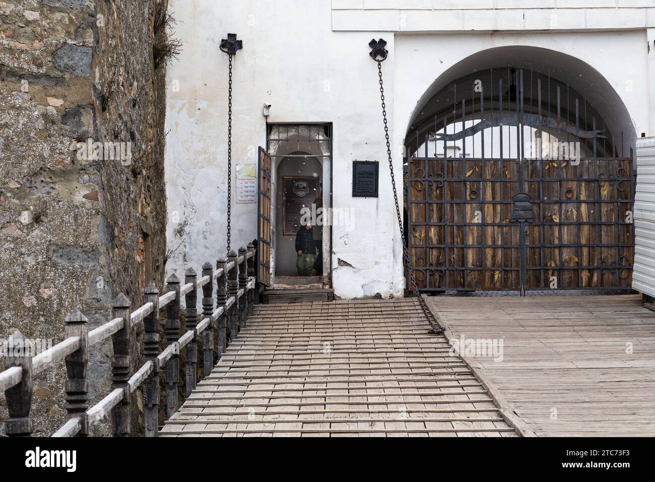 MUKACHEVE, UKRAINE - 5. MÄRZ 2023: Dies ist der Eingang zum mittelalterlichen Schloss Palanok. Stockfoto