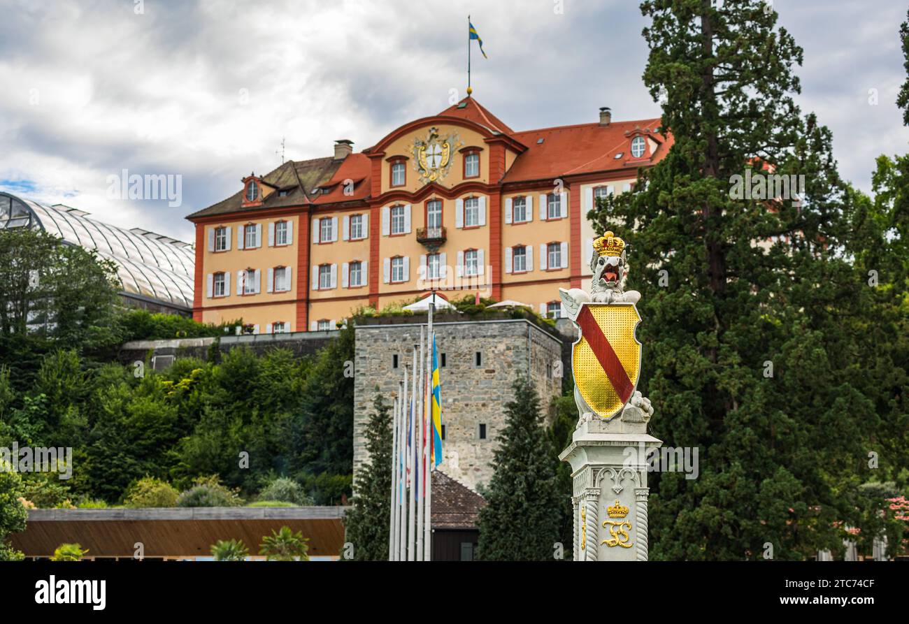 Schloss Mainau eine Statue mit dem badischen Wappen, dahinter das