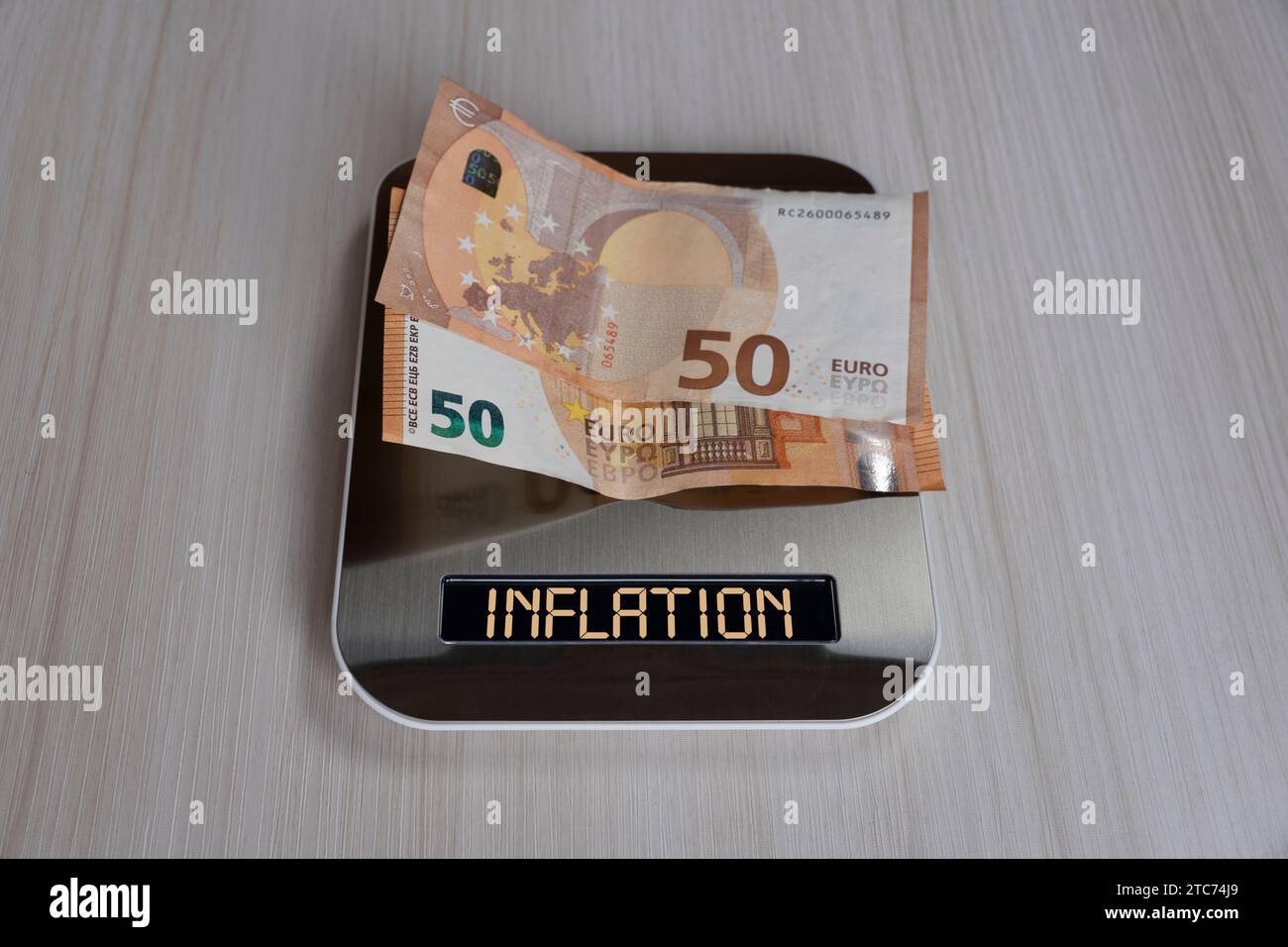 euro-Rechnungen auf der elektronischen Waage, ein Symbol für Kostensenkung, Inflation, Abwertung des Geldes. Konzept der Inflation in Europa Stockfoto