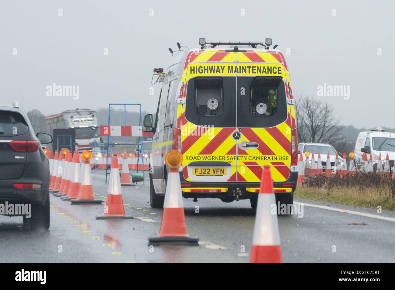 Straßenarbeiter-Sicherheitskamera Highway Maintenance Van auf der britischen Autobahn Stockfoto