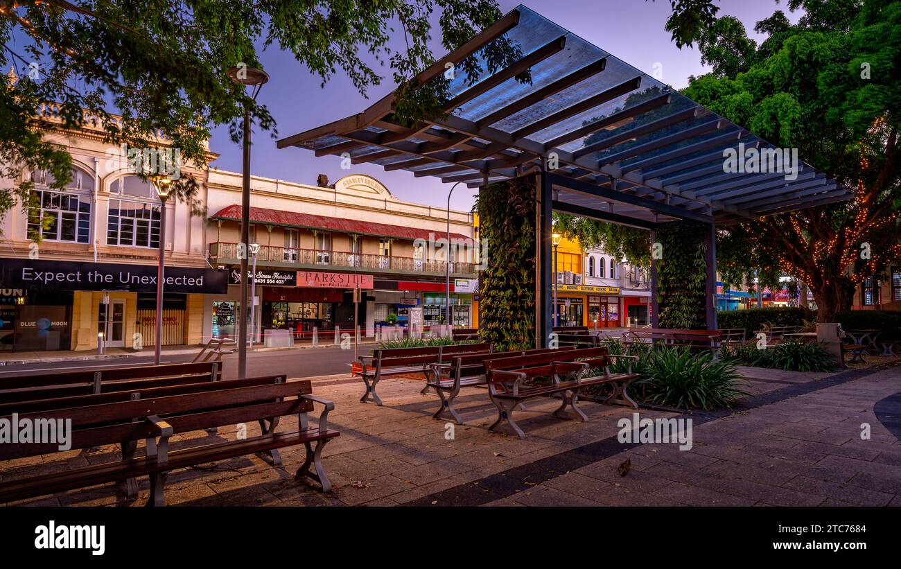 Maryborough, QLD, Australien - Parkbänke in der Nähe des Rathauses Stockfoto