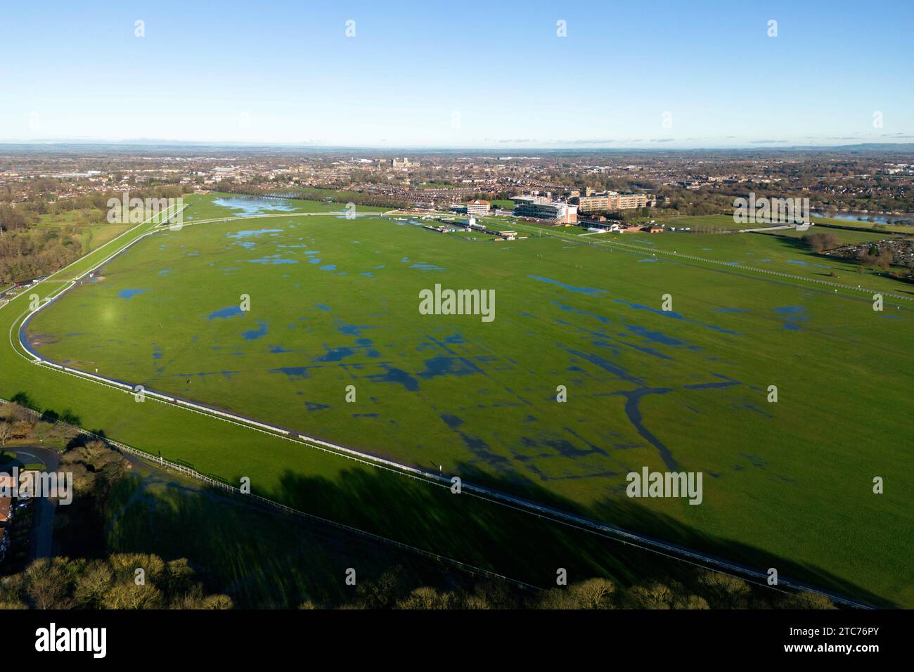 River Ouse platzt über seine Ufer und verursacht Überschwemmungen auf der York Racecourse, nachdem Storm Erin die Gegend stürzt, York, Vereinigtes Königreich, 11. Dezember 2023 (Foto: Ryan Crockett/News Images) Stockfoto