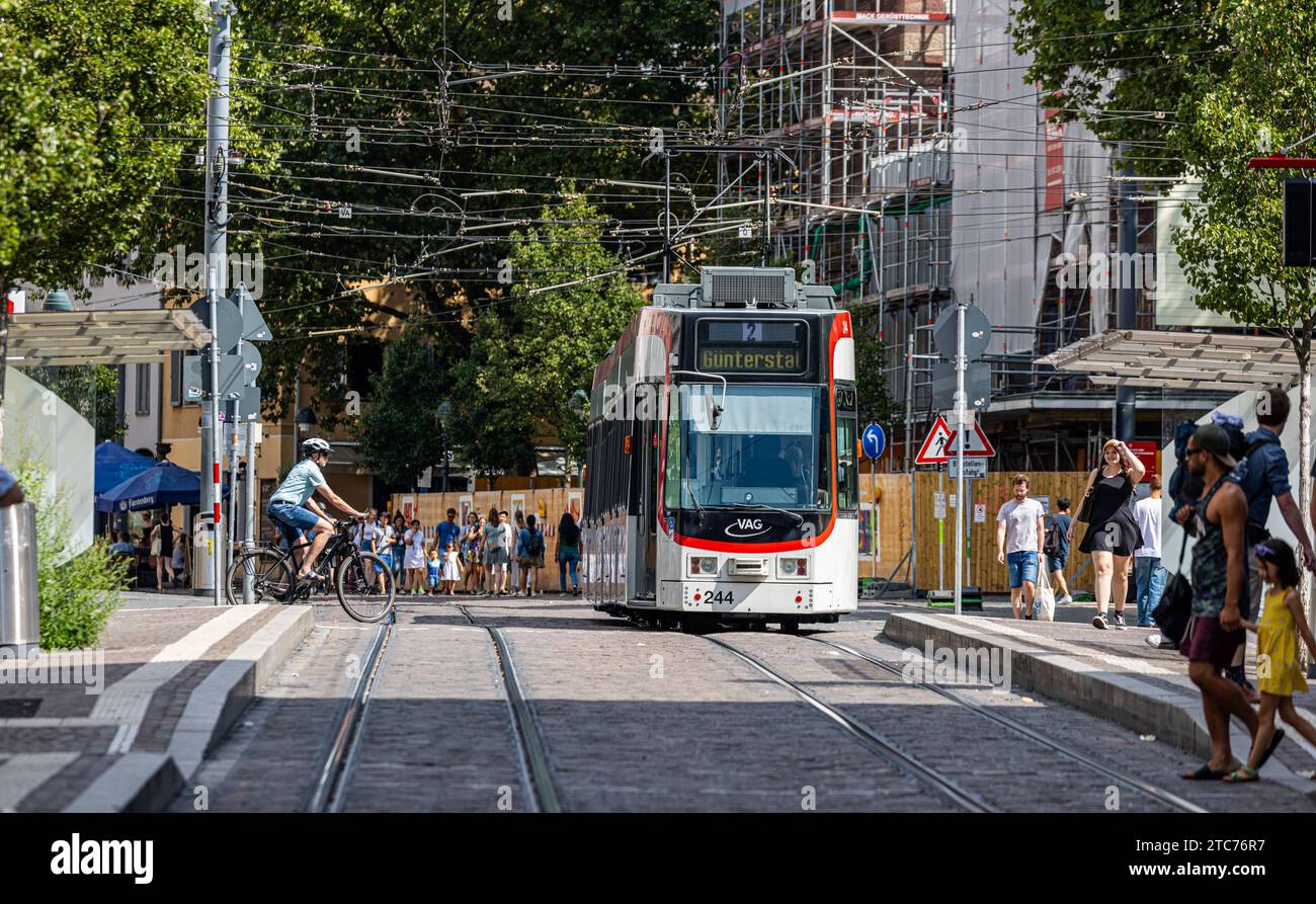 Strassenbahn eine Strassenbahn der Linie 2 fährt in der Stadt Freiburg im Breisgau eine Hatestelle an. Ziel ist Gütnerstal. Freiburg im Breisgau, Deutschland, 07.08.2022 *** Straßenbahn Eine Straßenbahn der Linie 2 fährt zu einer Haltestelle in der Stadt Freiburg im Breisgau Ziel ist Gütnerstal Freiburg im Breisgau, Deutschland, 07 08 2022 Stockfoto