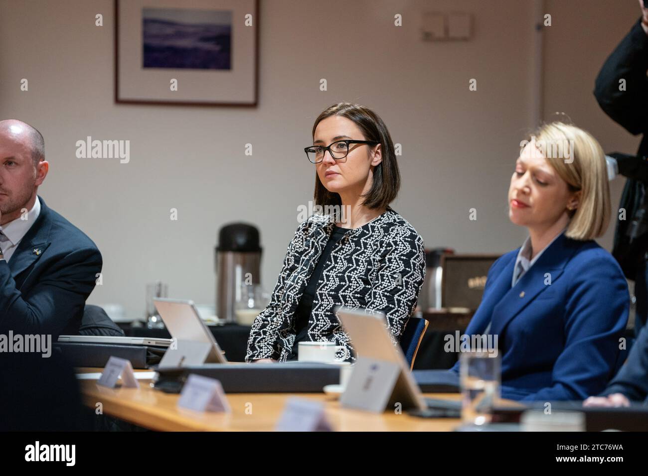 Mairi McAllan, Kabinettssekretärin für Verkehr, Net Zero und Just Transition bei einer Kabinettssitzung im John Muir House in Haddington, East Lothian, während das Reisekabinetsprogramm der schottischen Regierung fortgesetzt wird. Bilddatum: Montag, 11. Dezember 2023. Stockfoto