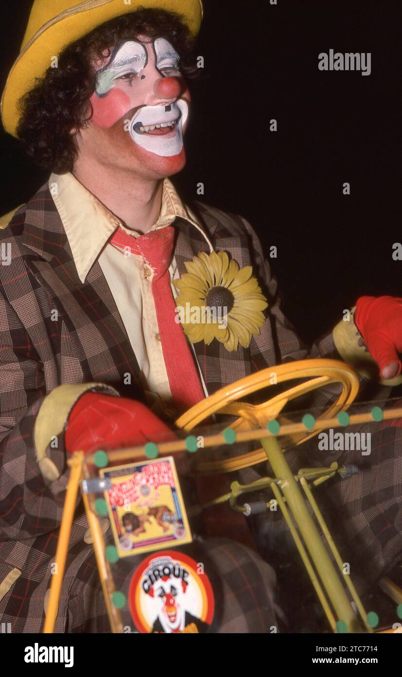 Ein Foto von einem Ringling Brothers Clown aus dem Jahr 1979 in voller Schminke und in einem Clownwagen. Beim ClownCollege-Vorsprechen in Nassau Coliseum auf Long Island. Stockfoto