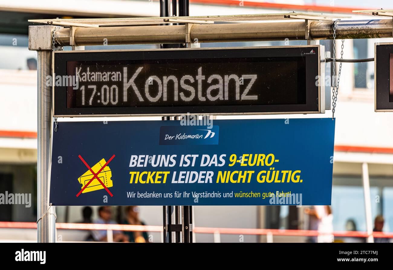 9-Euro-Ticket bei einem Schiffsteg im Hafen von Friedrichshafen stehen die nächsten Abfahrtszeiten, sowie Zieldestinationen. Auf dem Katamaran und bei den Bodensee Schiffsbetrieben BSB ist das 9-Euro-Ticket nicht gültig. Friedrichshafen, Deutschland, 21.08.2022 *** 9-Euro-Ticket die nächsten Abfahrtszeiten und Ziele sind an einer Anlegestelle im Hafen von Friedrichshafen aufgeführt. Das 9-Euro-Ticket ist nicht gültig auf dem Katamaran oder bei Bodensee Schiffsbetrieben BSB Friedrichshafen, Deutschland, 21 08 2022 Stockfoto