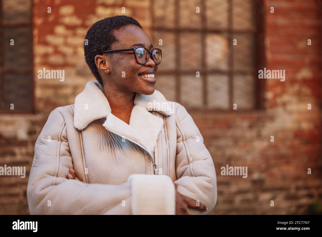 Außenporträt einer lachenden afroamerikanischen Frau. Stockfoto