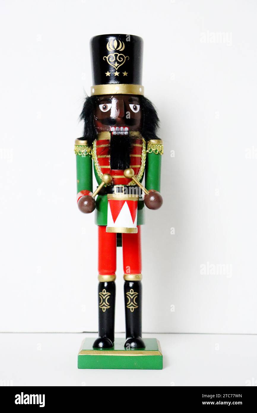 Eine aufwendig gefertigte, afroamerikanische Spielzeugfigur aus Holz mit Hut Stockfoto