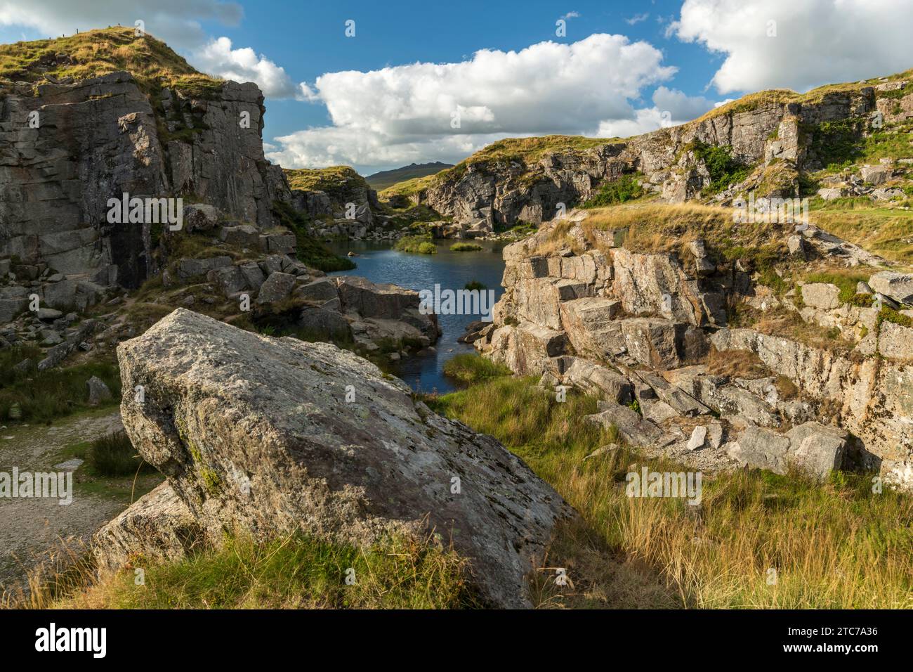 Dramatische Landschaft im Foggintor Quarry im Dartmoor-Nationalpark, Devon, England. Sommer (August) 2022. Stockfoto