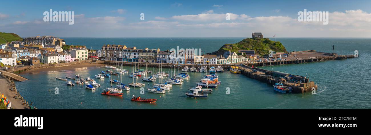 Panorama des Hafens von Ilfracombe bei Morgensonne, Ilfracombe, Devon, England. Frühjahr (April) 2023. Stockfoto