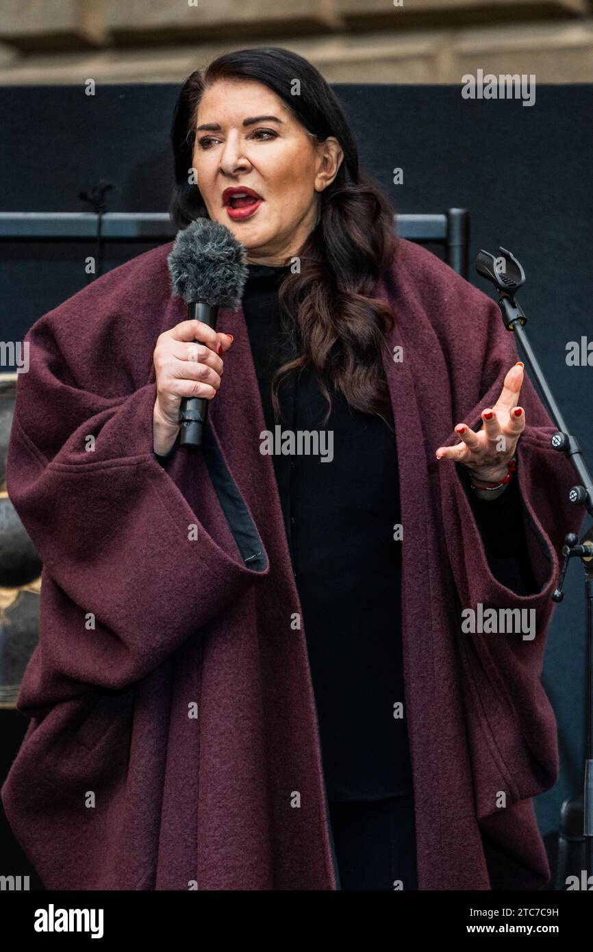 London, Großbritannien. Dezember 2023. Die Performancekünstlerin Marina Abramović lädt bedingungslos zur Liebe im Annenberg Courtyard der Royal Academy of Arts in London ein. Ihre Einzelausstellung Marina Abramović ist bis zum 1. Januar 2024 geöffnet. Diese Leistung sollte bei allen Verwendungen erwähnt werden. Guy Bell/Alamy Live News Stockfoto